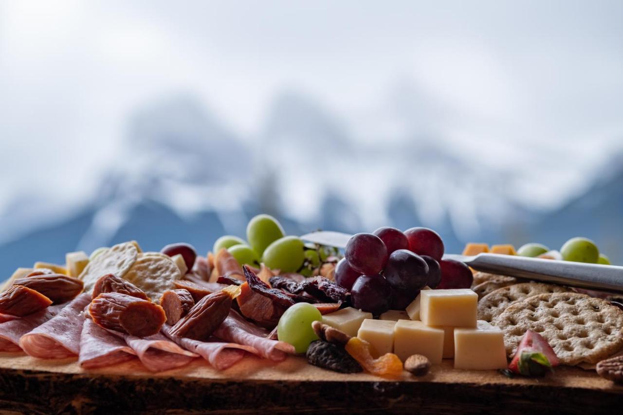 A Bear And Bison Country Inn Canmore Exteriér fotografie