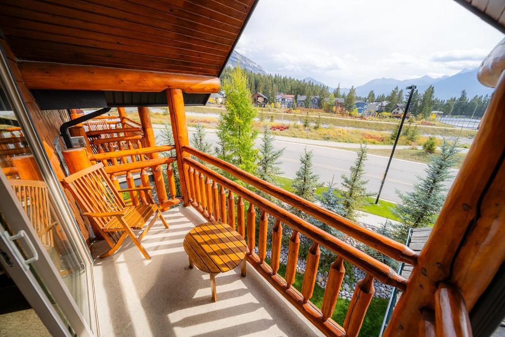 A Bear And Bison Country Inn Canmore Exteriér fotografie
