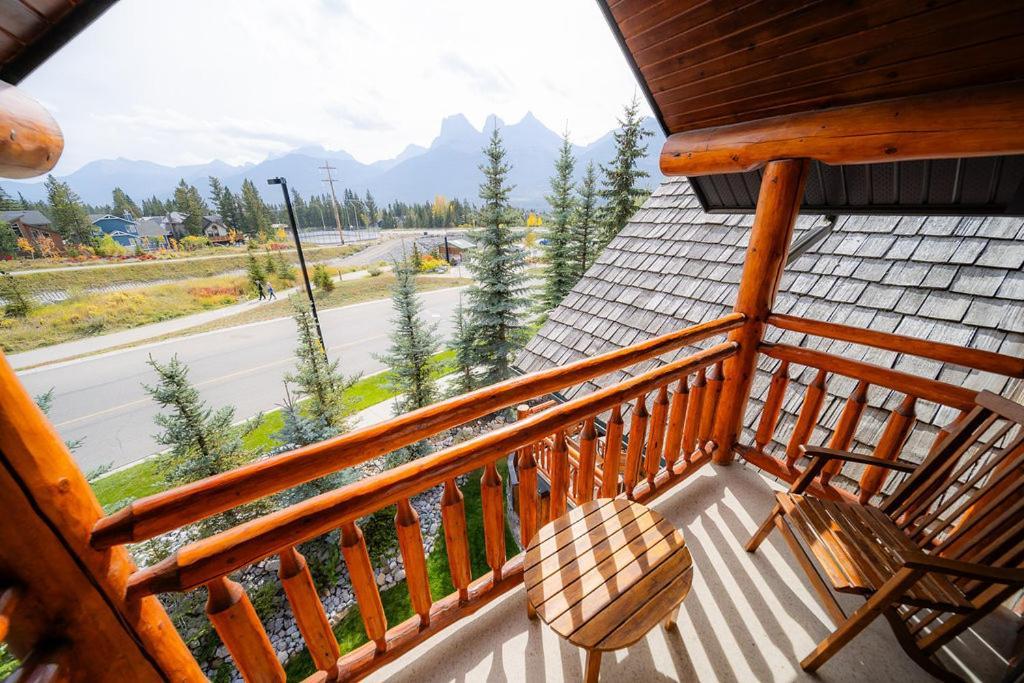 A Bear And Bison Country Inn Canmore Exteriér fotografie