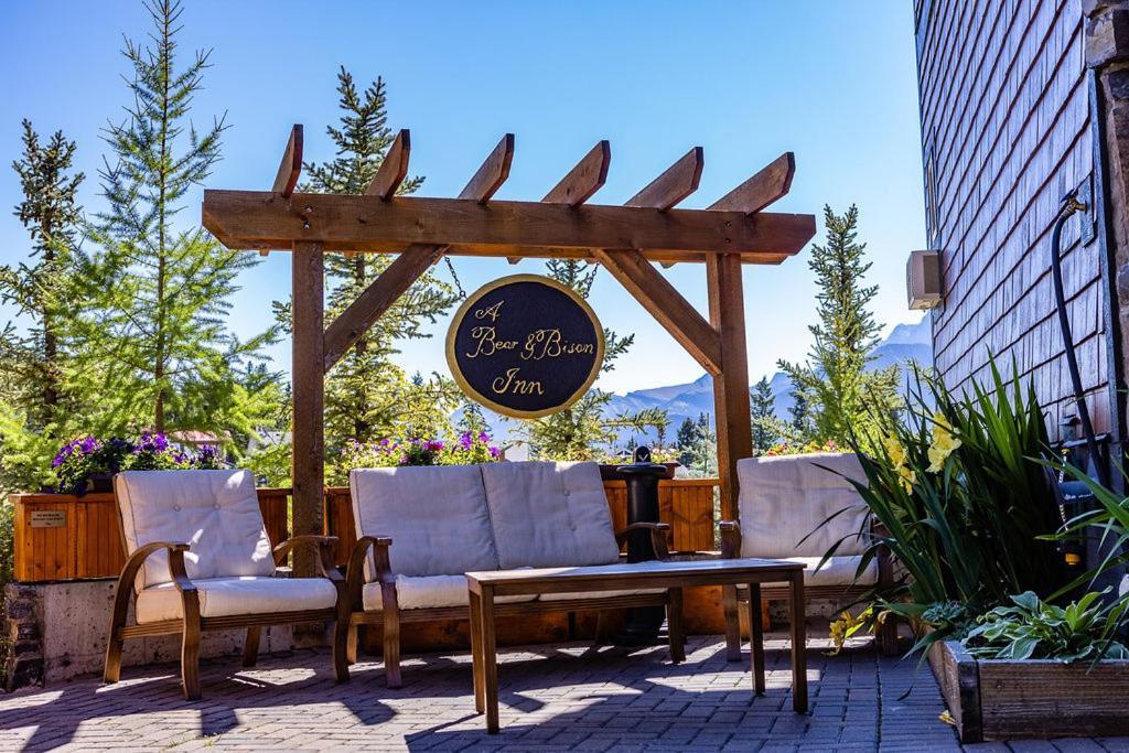 A Bear And Bison Country Inn Canmore Exteriér fotografie