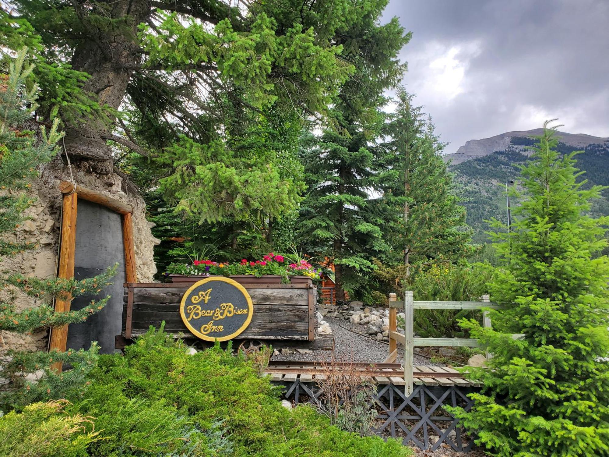 A Bear And Bison Country Inn Canmore Exteriér fotografie