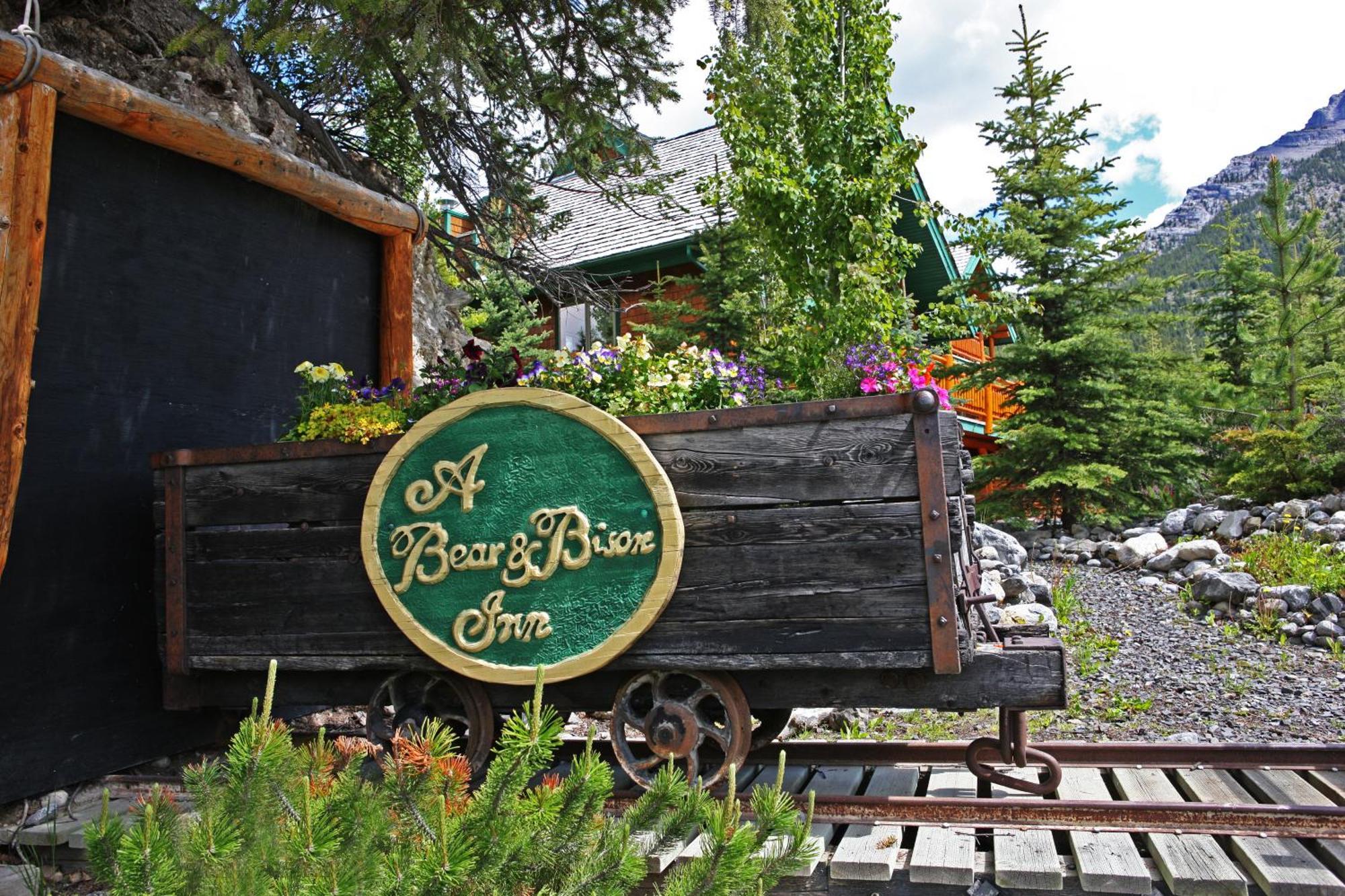 A Bear And Bison Country Inn Canmore Exteriér fotografie